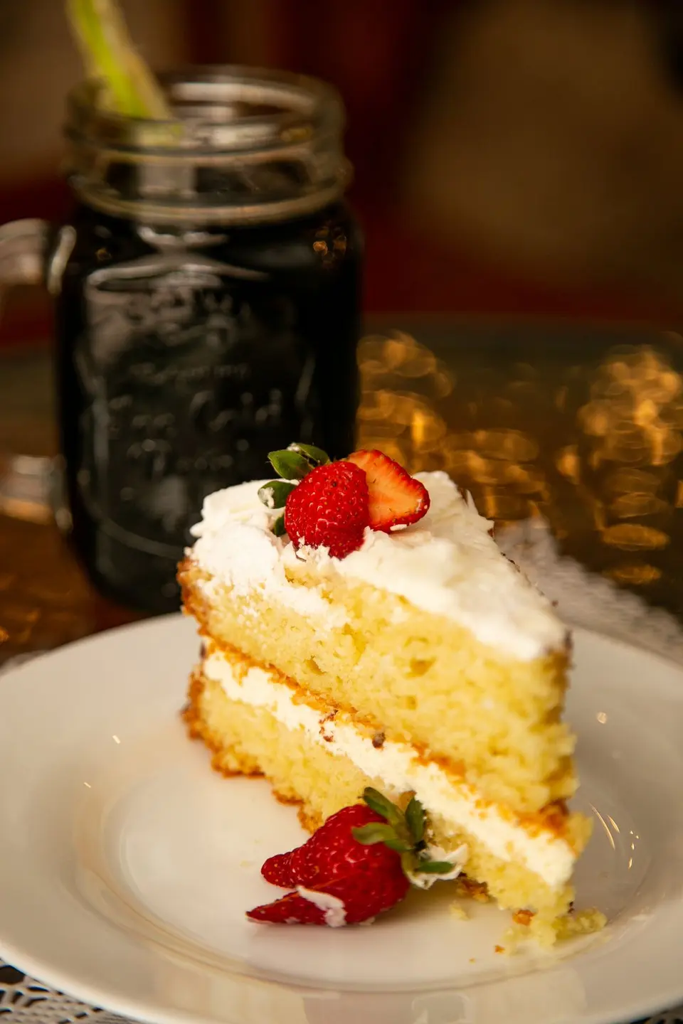 Porción de torta de vainilla con fresa