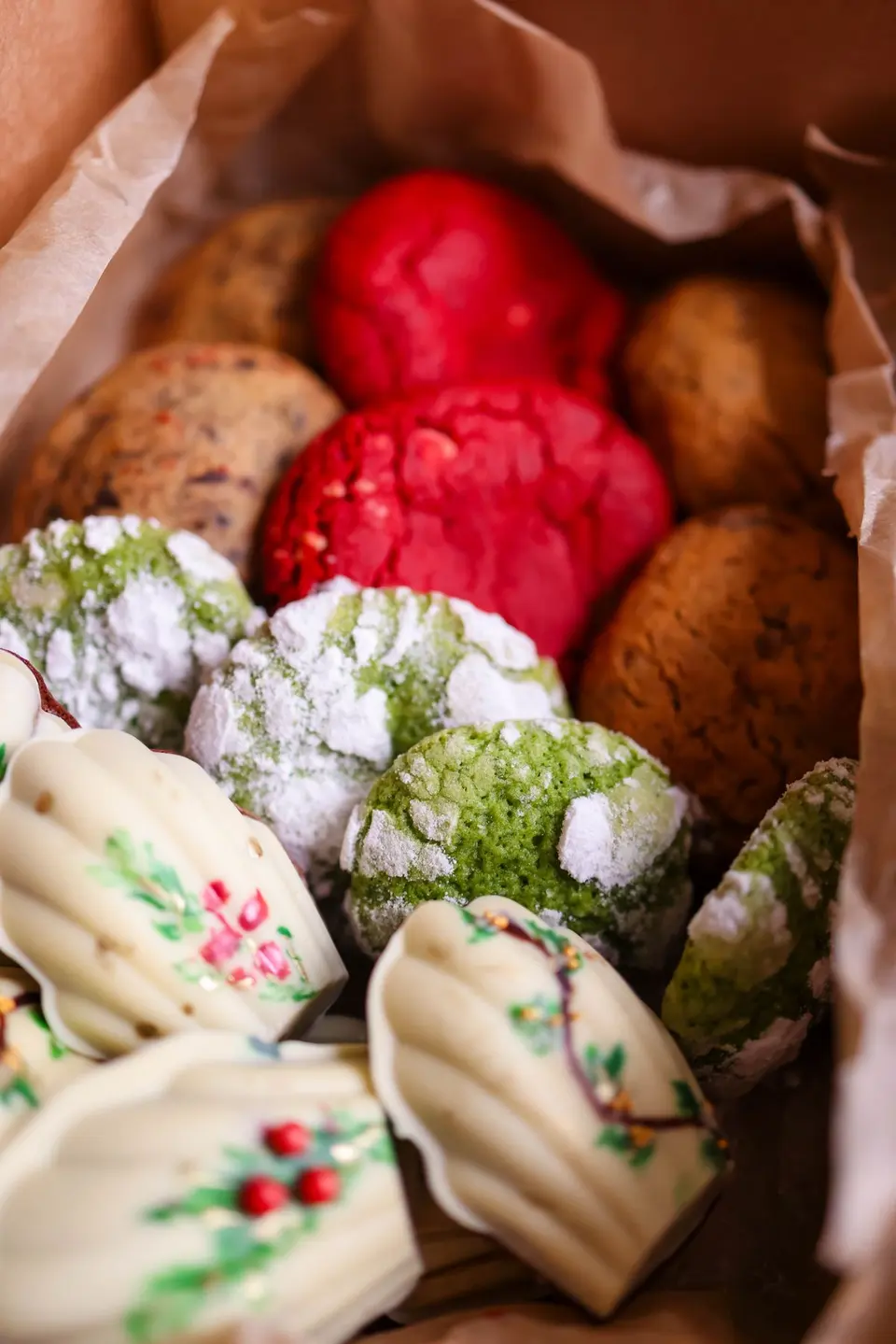 Galletas y madeleines decoradas en una caja de regalo