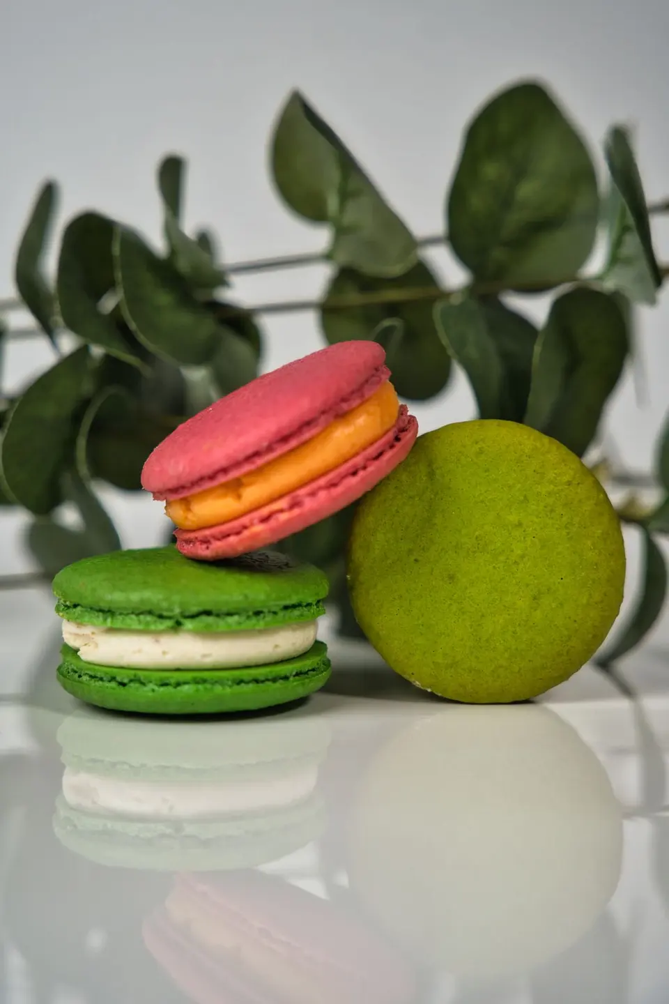 Macarons verde, rosado y amarillo apilados