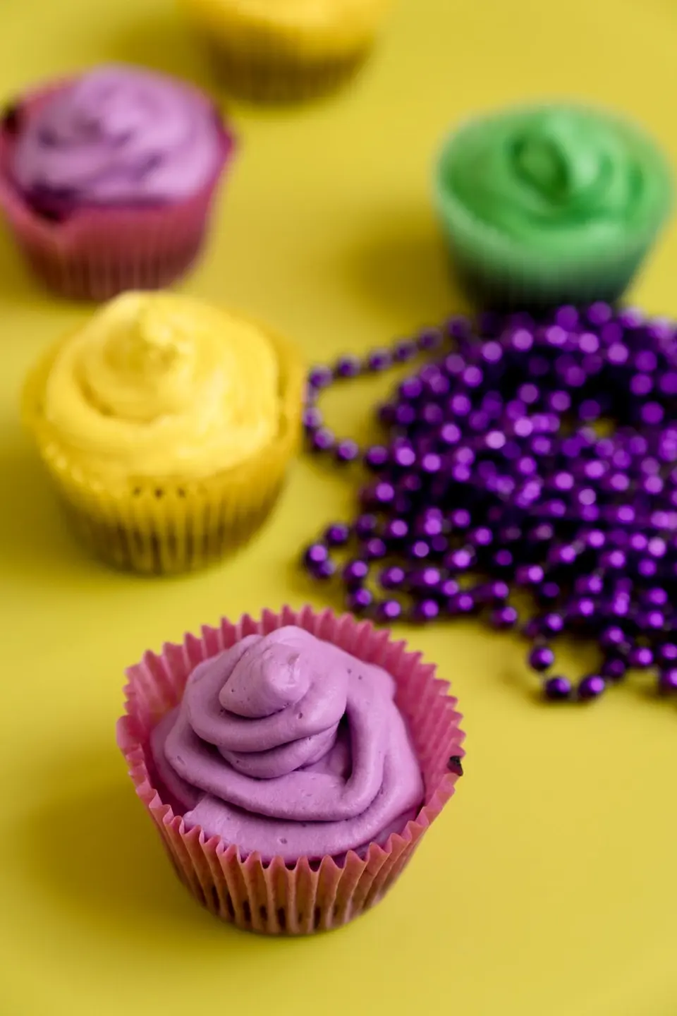 Cupcakes amarillo y morado sobre fondo amarillo
